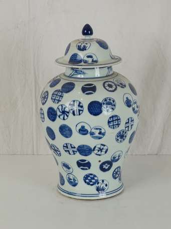 CHINE Vase couvert en porcelaine bleu blanc XXème 