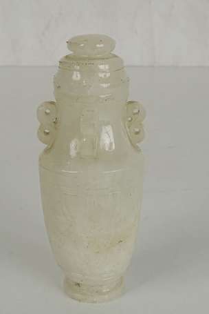 CHINE Petit vase en pierre dure blanc sur socle en
