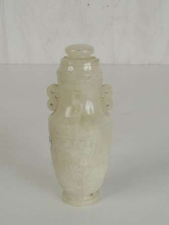 CHINE Petit vase en pierre dure blanc sur socle en