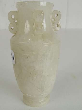 CHINE Petit vase en pierre dure blanc sur socle en