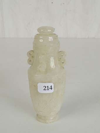 CHINE Petit vase en pierre dure blanc sur socle en