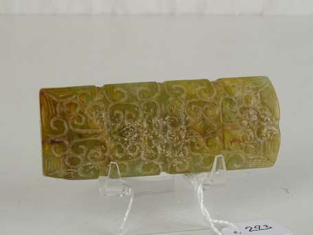 CHINE LE anguleux jade sculpté de nuages L. 8 cm 