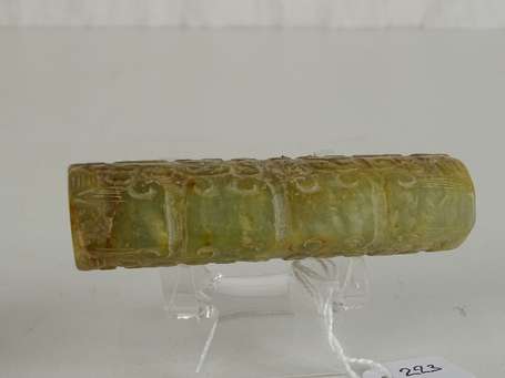 CHINE LE anguleux jade sculpté de nuages L. 8 cm 