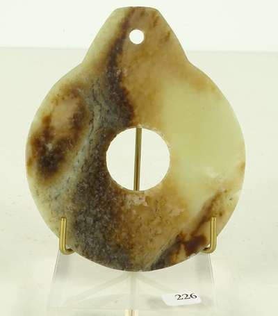 CHINE Petit jade en forme de disque D. 13,5 cm 