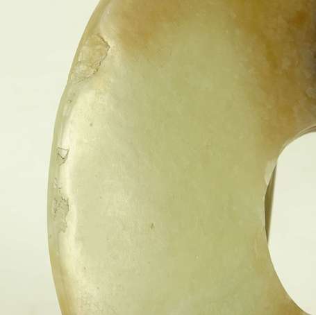 CHINE Petit jade en forme de disque D. 13,5 cm 
