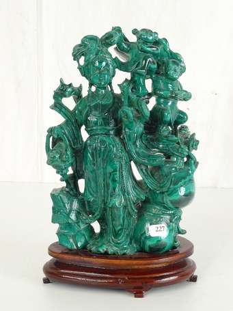 CHINE QING Groupe en malachite sur socle H. 24 cm 