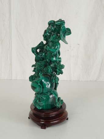 CHINE QING Groupe en malachite sur socle H. 24 cm 