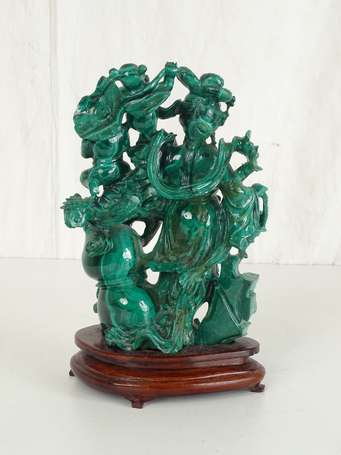 CHINE QING Groupe en malachite sur socle H. 24 cm 