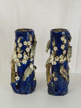 CHINE Paire de vases rouleau en céramique bleue à 