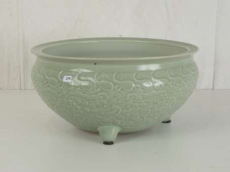 CHINE bassin en porcelaine céladon D. 34 cm