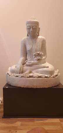 BIRMANIE Bouddha en marbre  assis en position 