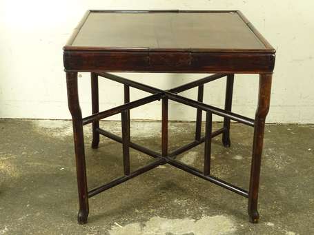 CHINE Table à jeux carrée démontable en HUANLI   