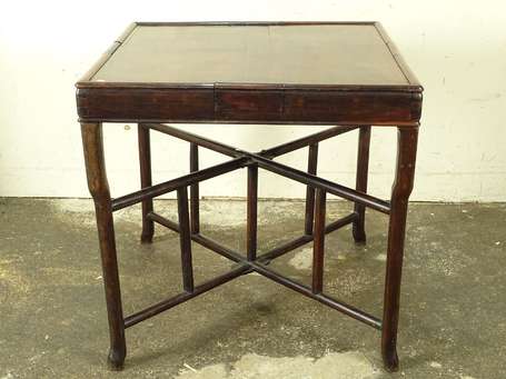 CHINE Table à jeux carrée démontable en HUANLI   