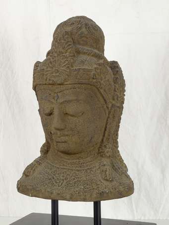 JAVA Tête de LOKESHVARA en gré  XXéme H. 59 cm