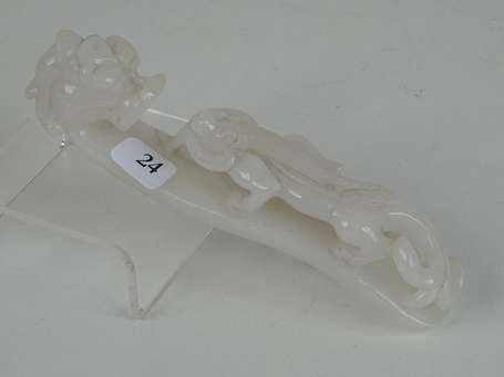 CHINE Fibule en jade blanc, XXème, H. 14 cm