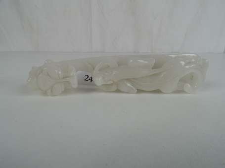 CHINE Fibule en jade blanc, XXème, H. 14 cm