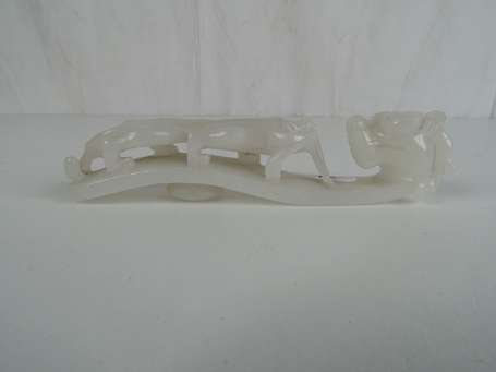 CHINE Fibule en jade blanc, XXème, H. 14 cm