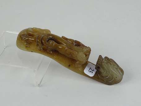 CHINE Fibule en jade brun, XXème, H.. 12 cm