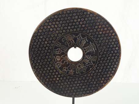 CHINE Disque BI brun en stéatite D. 30 cm