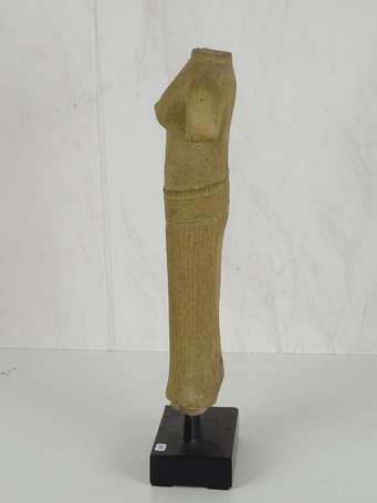 Style KHMER Statue de UMA en grés beige H. 45 cm