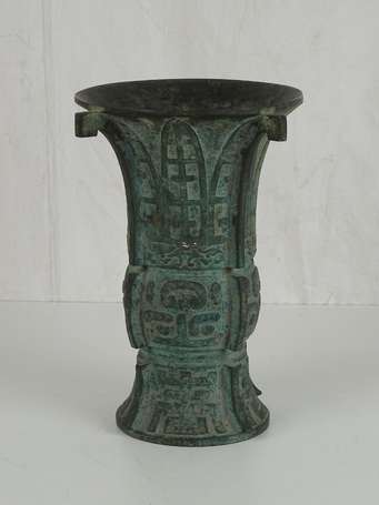 CHINE Vase ZUN en bronze archaïsant à décor de 