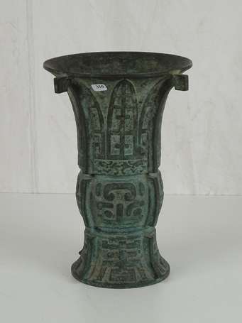 CHINE Vase ZUN en bronze archaïsant à décor de 