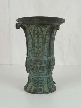 CHINE Vase ZUN en bronze archaïsant à décor de 