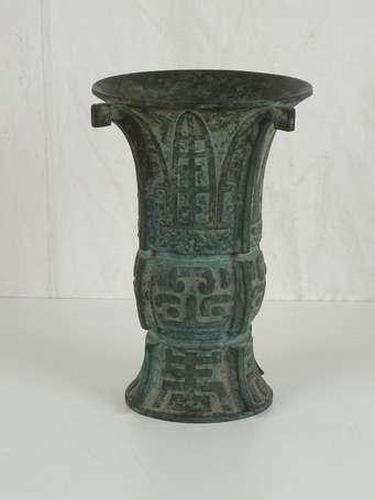 CHINE Vase ZUN en bronze archaïsant à décor de 