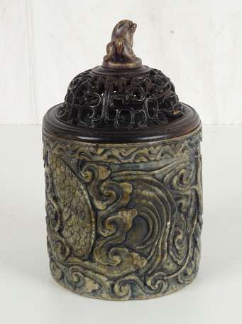 CHINE BYTONG Pot à pinceaux en steatite à décor de