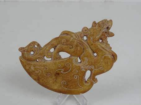 CHINE Plaque en jade brun représentant un dragon 