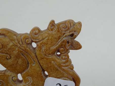 CHINE Plaque en jade brun représentant un dragon 