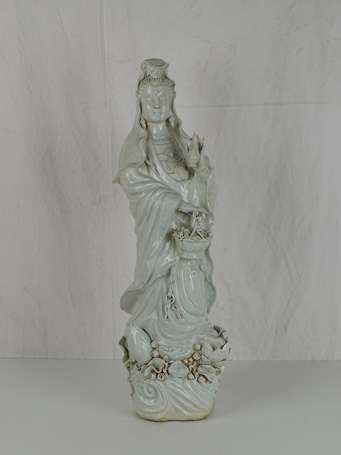 CHINE Guanyin au panier de fleurs en porcelaine 