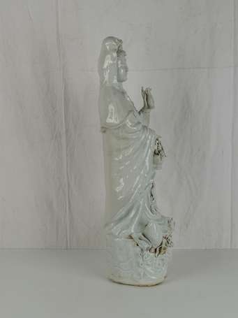 CHINE Guanyin au panier de fleurs en porcelaine 