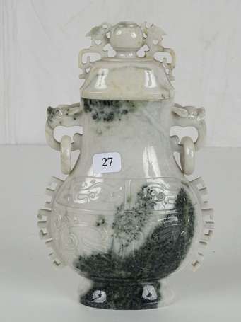 CHINE Vase couvert en jade, XXème, H. 18 cm 