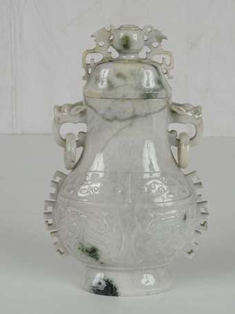 CHINE Vase couvert en jade, XXème, H. 18 cm 