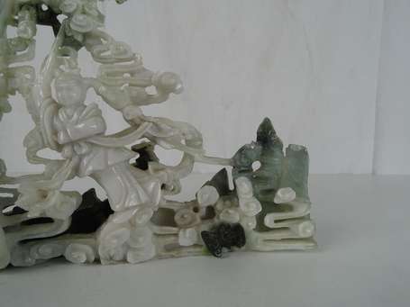 CHINE Groupe en jadéite blanc vert XX H. 25 cm 