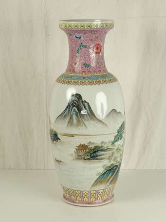 CHINE Grand vase en porcelaine décor de montagnes 