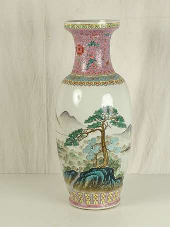 CHINE Grand vase en porcelaine décor de montagnes 