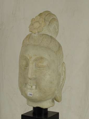 CHINE Guanyin en marbre sur socle en marbre de 