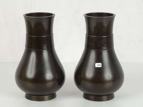 CHINE QING Paire de vases en bronze à décor d'un 