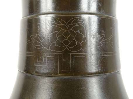 CHINE QING Paire de vases en bronze à décor d'un 