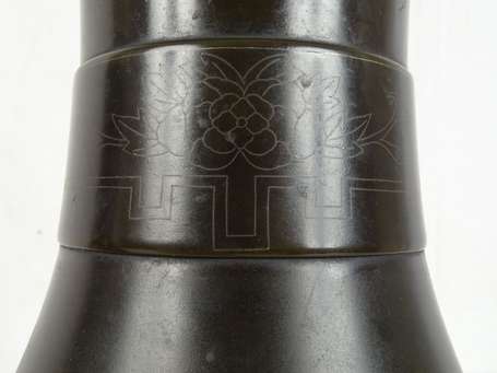 CHINE QING Paire de vases en bronze à décor d'un 