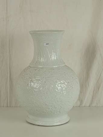 CHINE Vase en porcelaine blanche monochrome à 