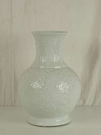 CHINE Vase en porcelaine blanche monochrome à 