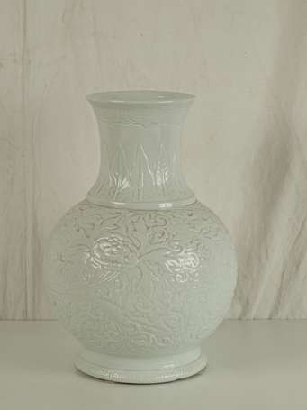 CHINE Vase en porcelaine blanche monochrome à 