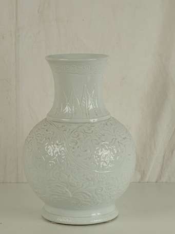 CHINE Vase en porcelaine blanche monochrome à 