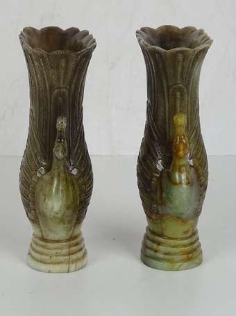CHINE Paire de vases pierre dure prises aux phénix