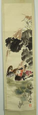 CHINE Deux canards Kakemono signé cachet H. 160 cm