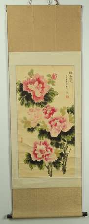 CHINE Pivoines Kakemono signé (Accidents en partie