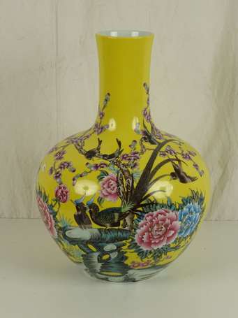 CHINE Vase de forme TIANQUPING en porcelaine jaune